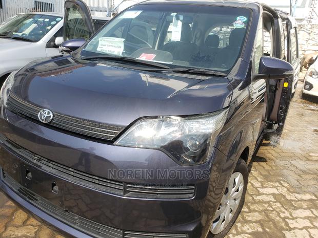 Blue Toyota Spade 2015 - Stylish and Spacious SUV for Sale