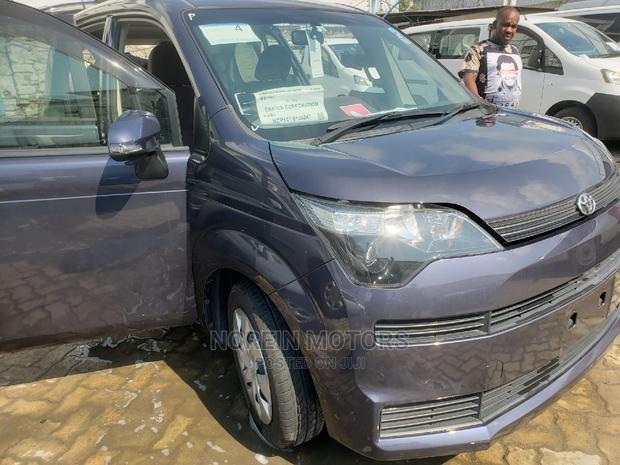 Blue Toyota Spade 2015 - Stylish and Spacious SUV for Sale