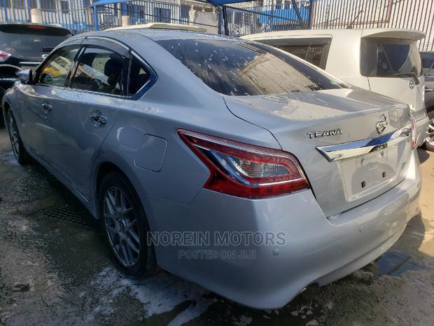 Teal Nissan Teana 2014 - Unleash the Power of Style
