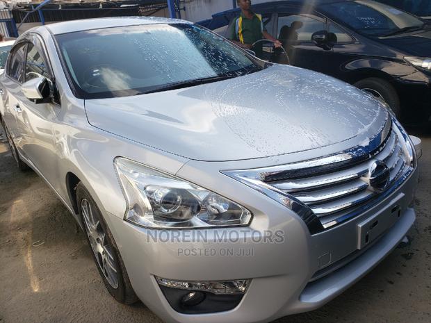 Teal Nissan Teana 2014 - Unleash the Power of Style