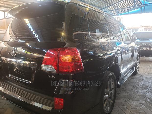 2015 Toyota Land Cruiser Black Edition - The Ultimate Off-Road Vehicle