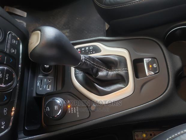 Sleek 2015 Jeep Cherokee Black: Perfect for City Life