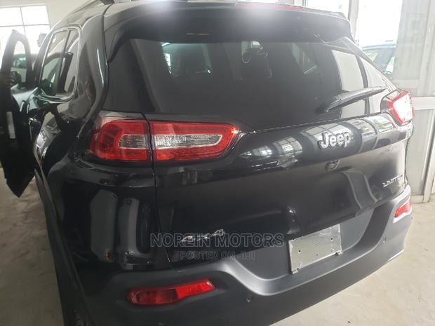 Sleek 2015 Jeep Cherokee Black: Perfect for City Life