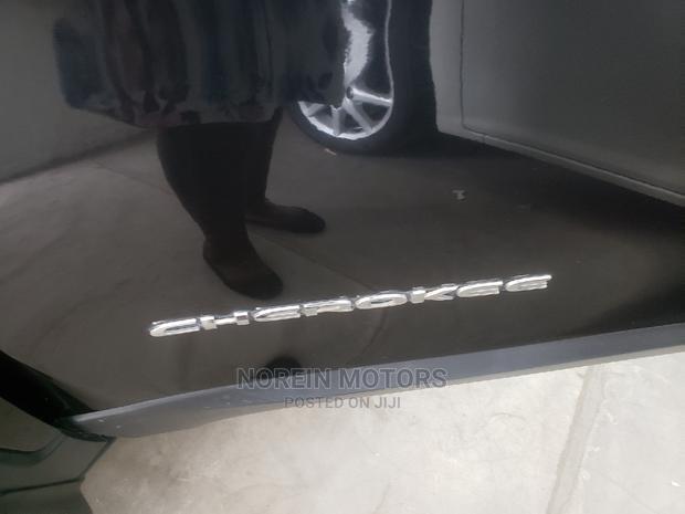 Sleek 2015 Jeep Cherokee Black: Perfect for City Life