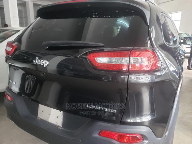 Sleek 2015 Jeep Cherokee Black: Perfect for City Life