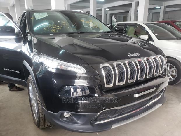 Sleek 2015 Jeep Cherokee Black: Perfect for City Life