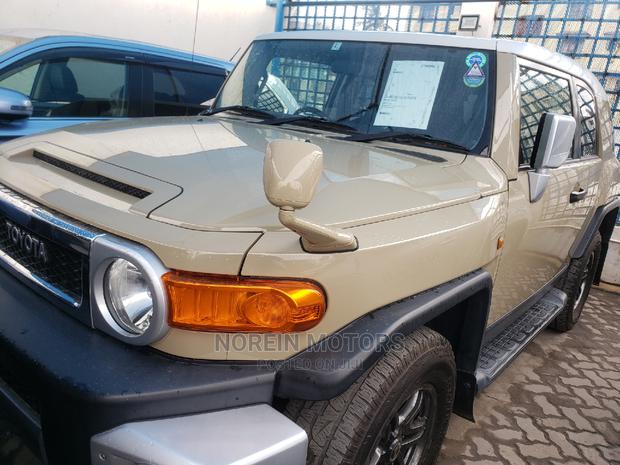 Gold 2014 Toyota FJ Cruiser - Experience the Thrill of Off-road Driving Today