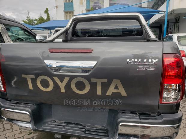 Black Toyota Hilux 2016: perfect for Off-Road and City Driving