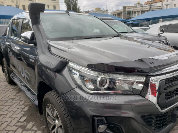 Black Toyota Hilux 2016: perfect for Off-Road and City Driving