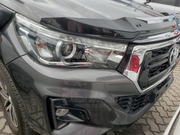 Black Toyota Hilux 2016: perfect for Off-Road and City Driving