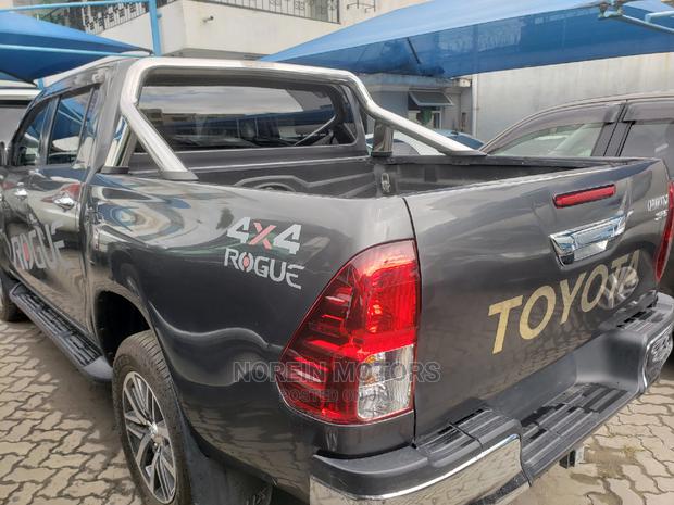 Black Toyota Hilux 2016: perfect for Off-Road and City Driving