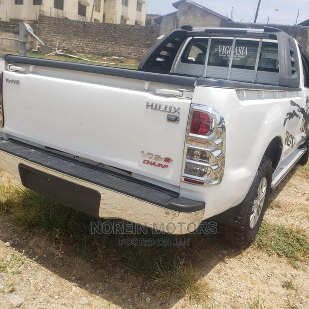 2014 Toyota Hilux Off-White: A New Look for a Classic Pickup Truck
