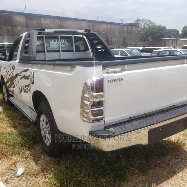 2014 Toyota Hilux Off-White: A New Look for a Classic Pickup Truck