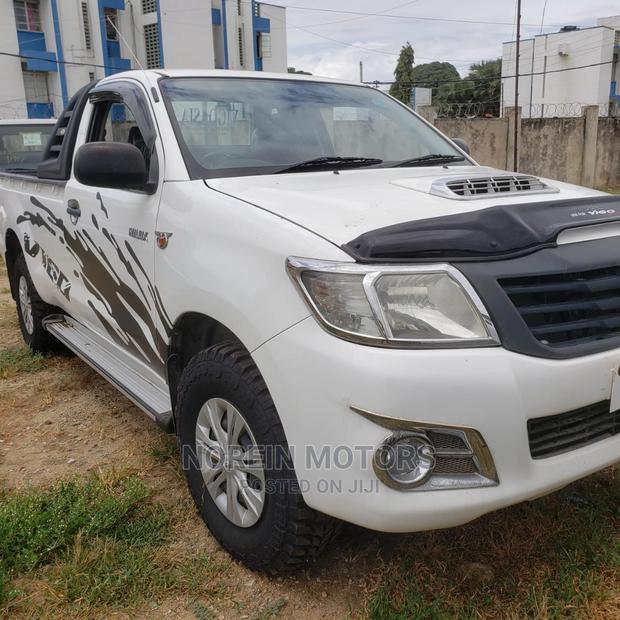 2014 Toyota Hilux Off-White: A New Look for a Classic Pickup Truck