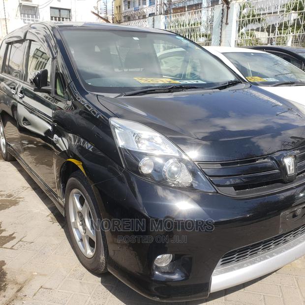 Black 2015 Toyota ISIS Sedan - Certified Pre-owned