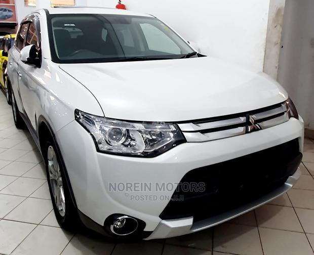 2016 Mitsubishi Outlander in White: Practical & Attractive Crossover