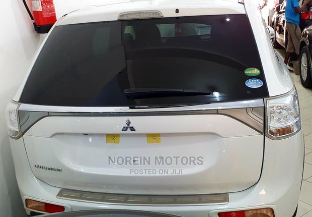 2016 Mitsubishi Outlander in White: Practical & Attractive Crossover