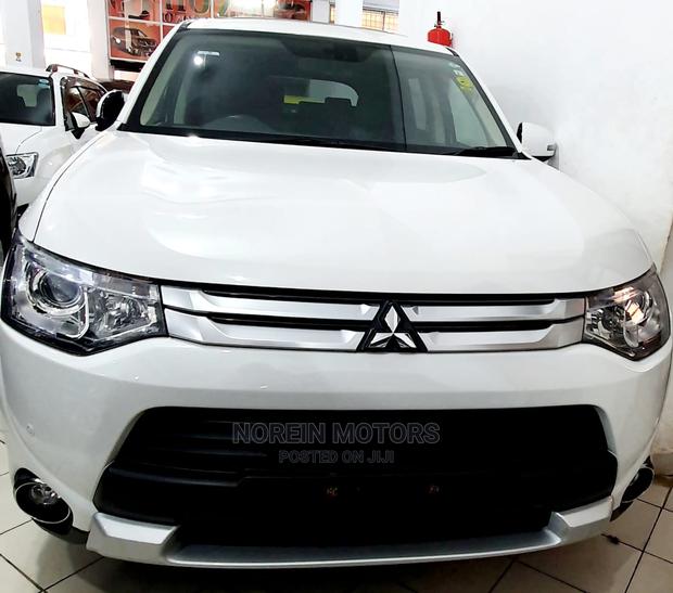 2016 Mitsubishi Outlander in White: Practical & Attractive Crossover