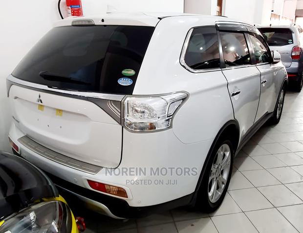 2016 Mitsubishi Outlander in White: Practical & Attractive Crossover
