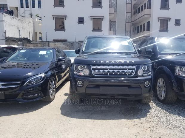 15 Land Rover Discovery in Gray. This vehicle is in excellent condition and ready for adventure.