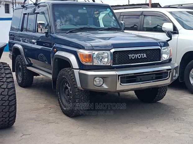2015 Toyota Land Cruiser Blue - Used Luxury SUV for Sale