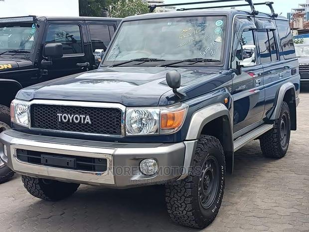 2015 Toyota Land Cruiser Blue - Used Luxury SUV for Sale