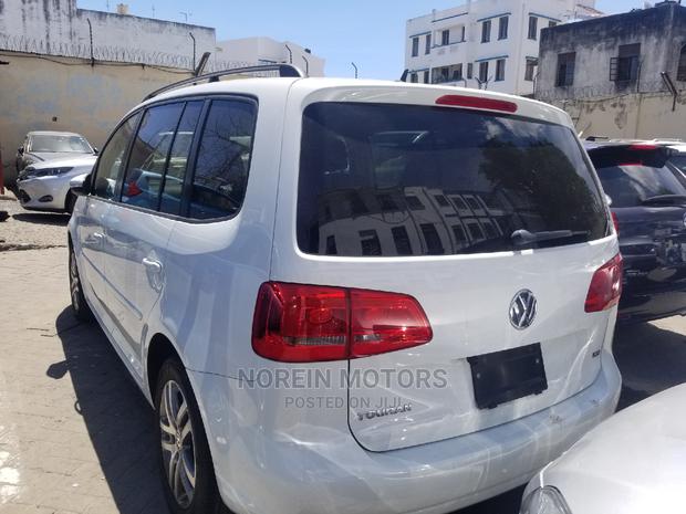 Volkswagen Touran 2015 - White - 2.0 TDI 150 PS 5-Seater