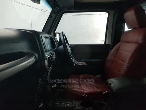 White 4x4 Jeep Wrangler 2014 - Explore the Outdoors