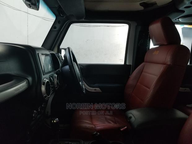 White 4x4 Jeep Wrangler 2014 - Explore the Outdoors