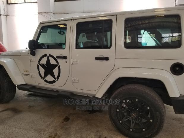 White 4x4 Jeep Wrangler 2014 - Explore the Outdoors