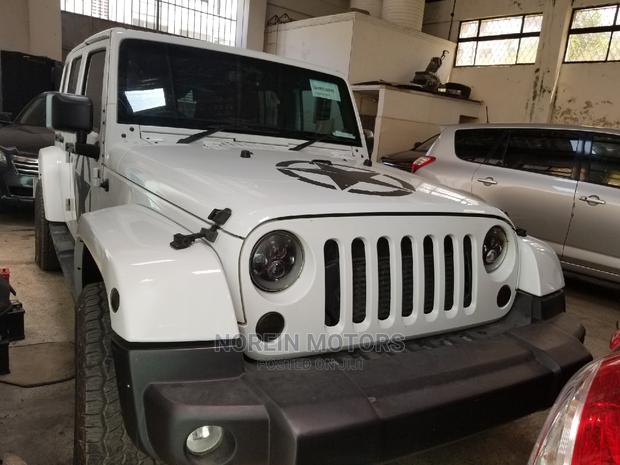 White 4x4 Jeep Wrangler 2014 - Explore the Outdoors
