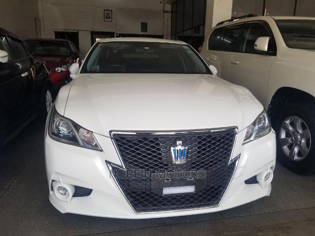 2014 Toyota Crown Pearl - High-End Sedan