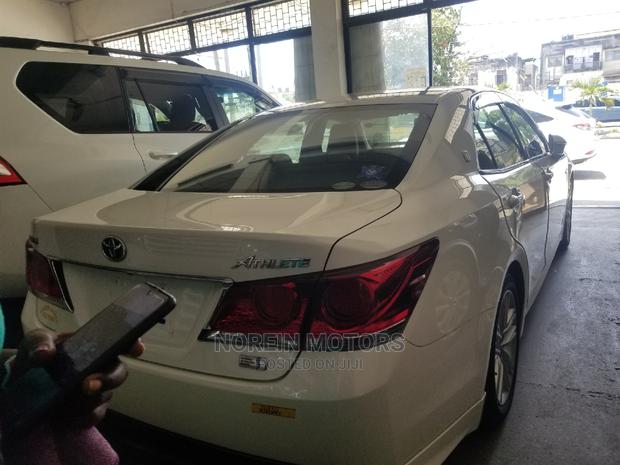 2014 Toyota Crown Pearl - High-End Sedan