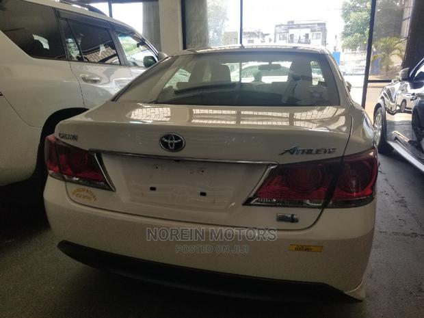 2014 Toyota Crown Pearl - High-End Sedan