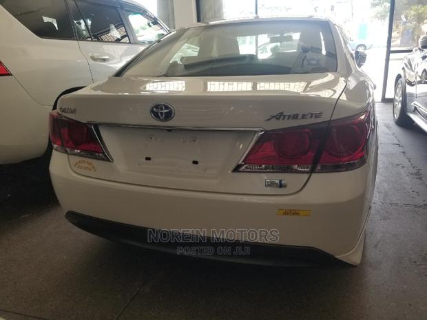 2014 Toyota Crown Pearl - High-End Sedan