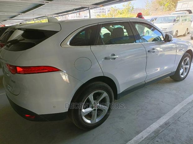 Jaguar F-Pace 2017 20d White: Powerful and Elegant Crossover