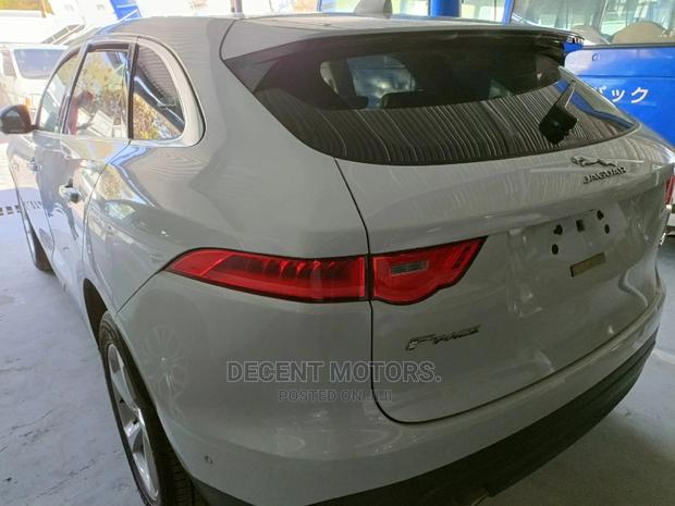 Jaguar F-Pace 2017 20d White: Powerful and Elegant Crossover