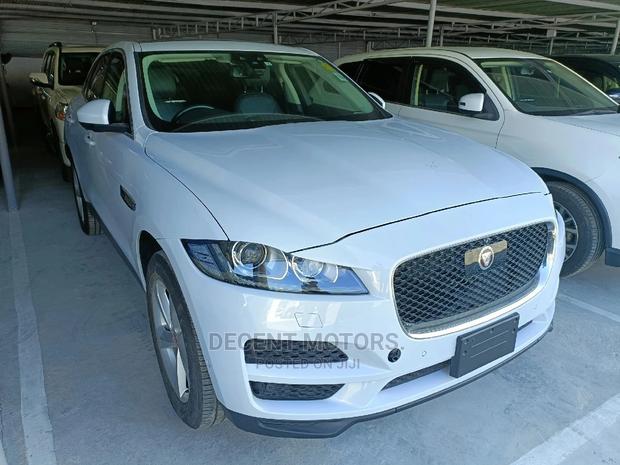 Jaguar F-Pace 2017 20d White: Powerful and Elegant Crossover