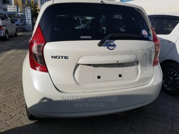 Off White 2014 Nissan Note SV Premium: Modern and Comfortable