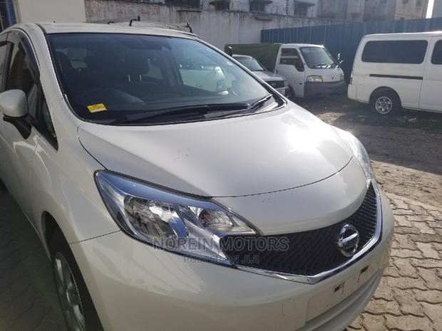Off White 2014 Nissan Note SV Premium: Modern and Comfortable