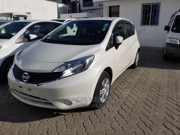 Off White 2014 Nissan Note SV Premium: Modern and Comfortable
