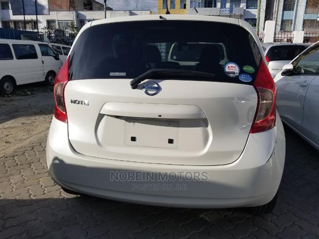 Off White 2014 Nissan Note SV Premium: Modern and Comfortable