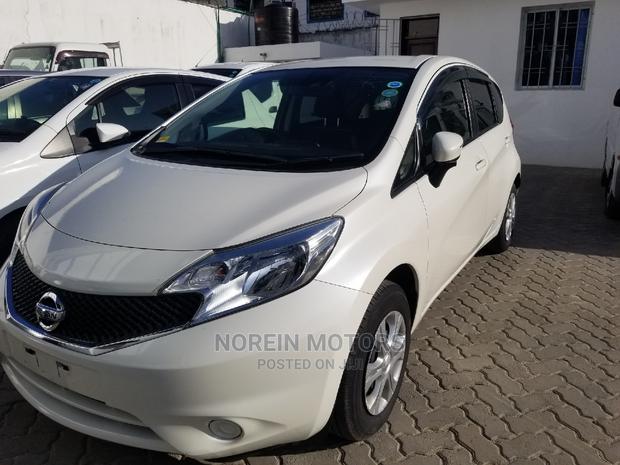 Off White 2014 Nissan Note SV Premium: Modern and Comfortable