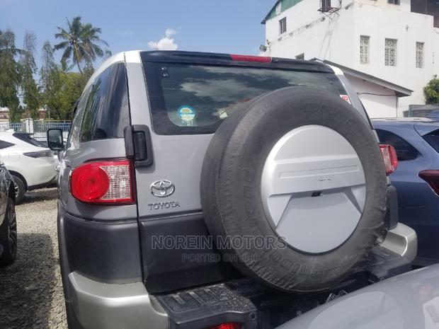 2015 Toyota FJ Cruiser Gray - Used vehicle