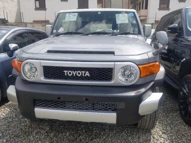 2015 Toyota FJ Cruiser Gray - Used vehicle