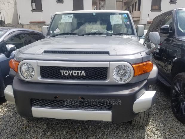 2015 Toyota FJ Cruiser Gray - Used vehicle