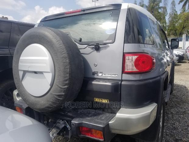 2015 Toyota FJ Cruiser Gray - Used vehicle