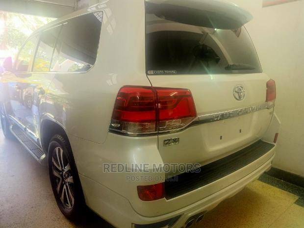 2017 Toyota Land Cruiser Prado White 4.0: Luxury SUV for Adventure Seek