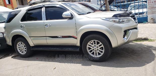 2015 Toyota Fortuner in Stunning Silver: Luxury SUV with Style