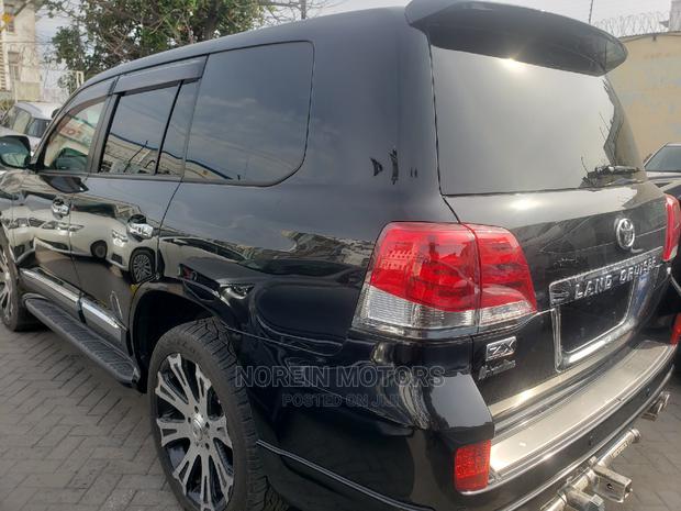 Teal 2014 Toyota Land Cruiser - Stunning SUV, Ideal for Off-Road Exploration